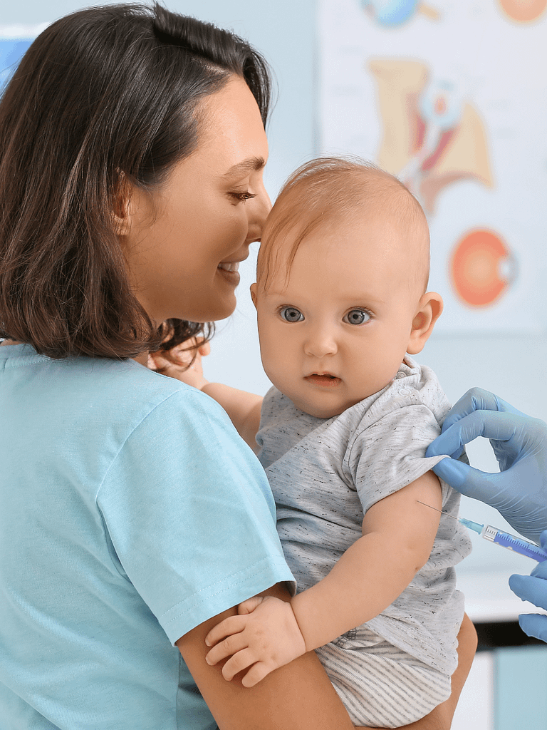 Imagine copil cu mama in procedura de vaccinare . Procedura de pediatrie in otopeni